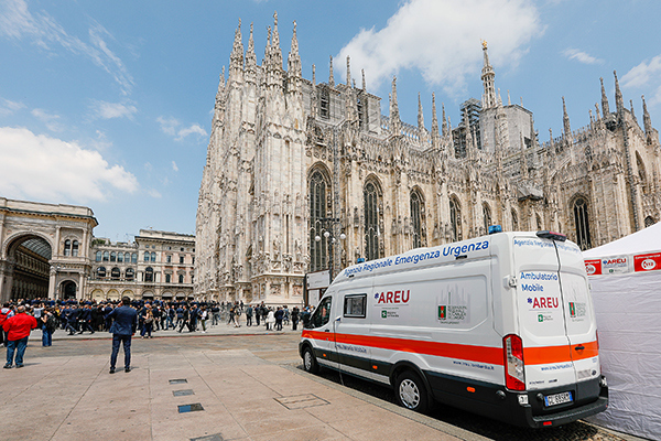 12_AREU_Ambulatorio-Mobile_Donazione-Gr-Lombardo-Cav-Lav_Duomo-Funerali-Berlusconi