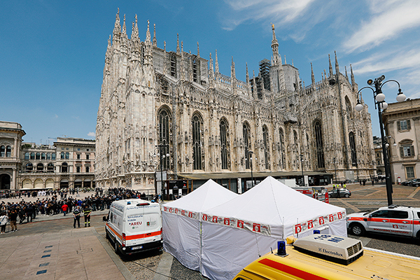 14_AREU_Ambulatorio-Mobile_Donazione-Gr-Lombardo-Cav-Lav_Duomo-Funerali-Berlusconi