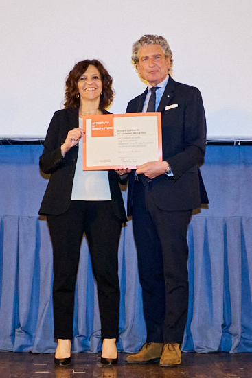 Il Cav. Lav. Manoukian riceve dalla Presidente l’attestato di benefattore.
